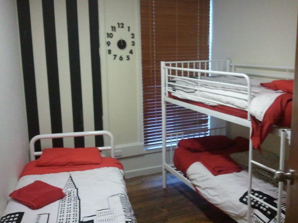 The Melbourne Connection Travellers Hostel Room photo
